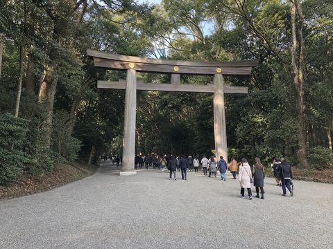 冬季白天的明治神宮南參道入口與參拜人流