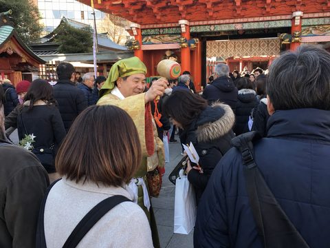 神田明神大黑天祭中,表演者手持幸運槌為參拜者賜福