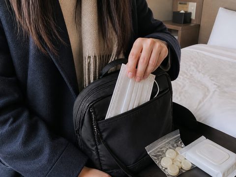 把口罩與隨身物品收好