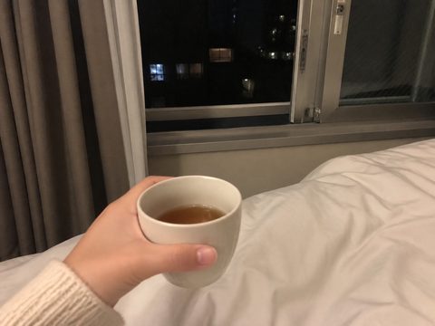 跨年前住宿房間裡靠窗的熱茶