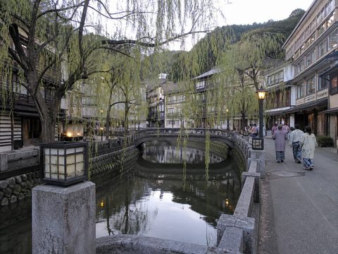 城崎溫泉街的柳樹、川與木造旅館