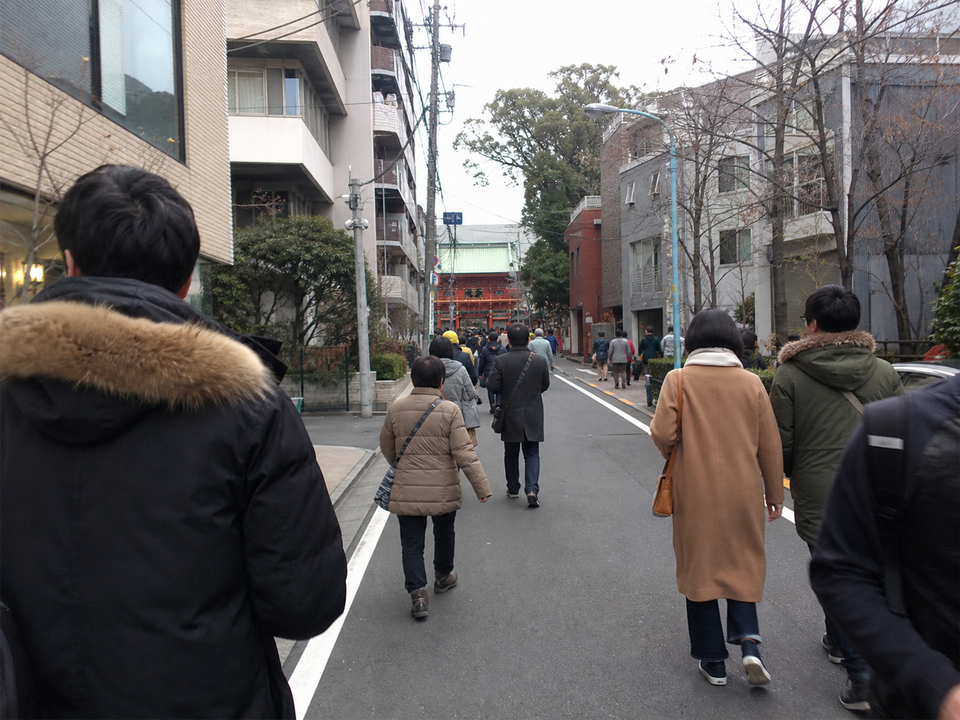 冬季週日從末廣町步行往神田明神，參拜人潮沿街同向聚集