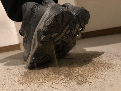 住宿房間裡從鞋中倒出的砂