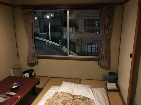 熱海小旅館夜裡望向坡道與對面建築