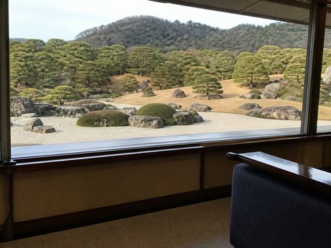 從室內窗框看足立美術館枯山水庭園