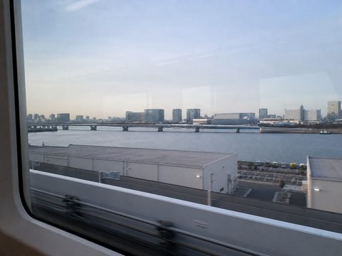 從百合海鷗號車窗望向冬日上午的東京灣與倉庫