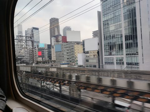 JR列車窗外的大阪市區