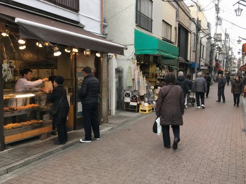 星期四中午的谷中銀座熟食店、貓小物與居民採買