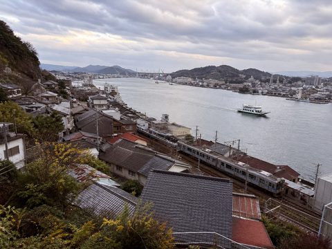 尾道水道、鐵道與坡城