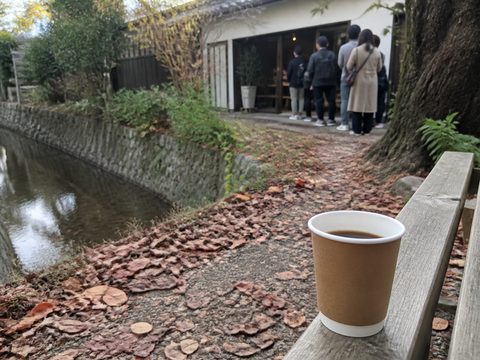 哲學之道旁的水路與咖啡店